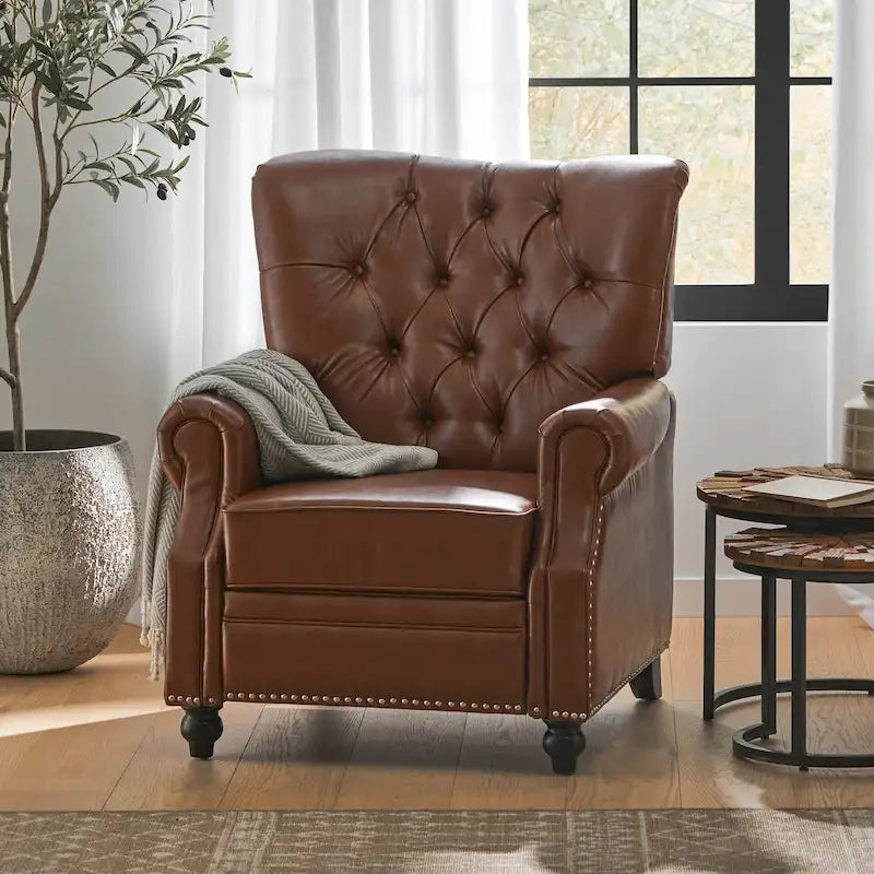 Poltrona reclinabile a spinta color marrone chiaro/beige con finiture borchiate, seduta singola