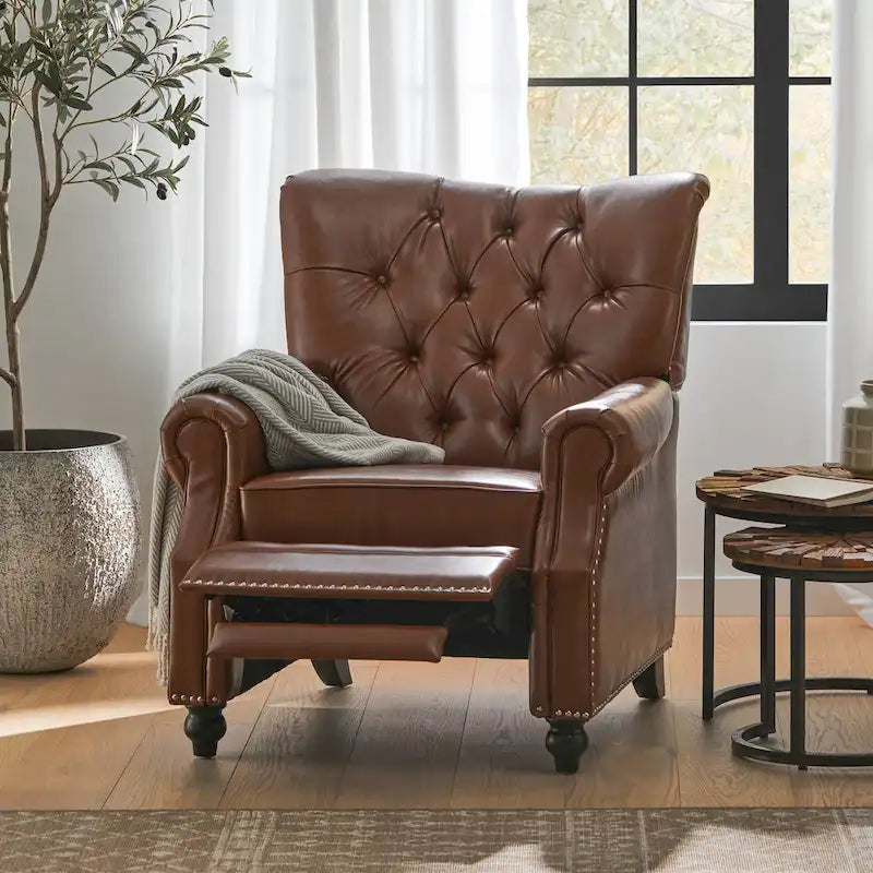 Poltrona reclinabile a spinta color marrone chiaro/beige con finiture borchiate, seduta singola