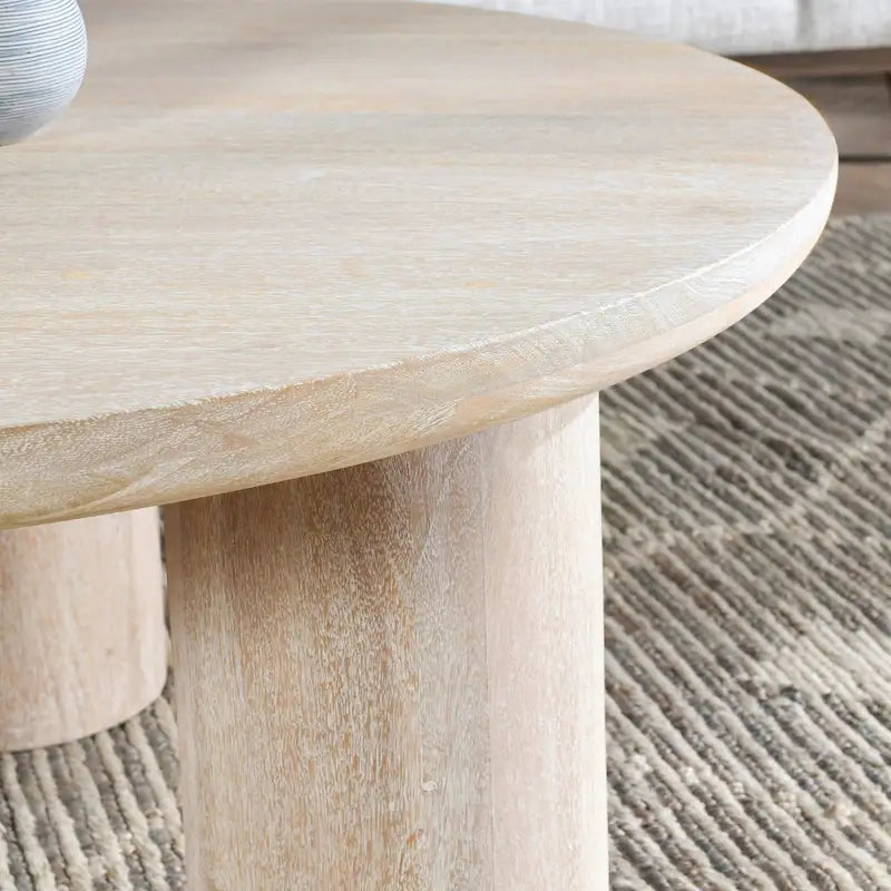Tavolino rotondo color sabbia, 3 gambe, stile minimalista, 1 posto