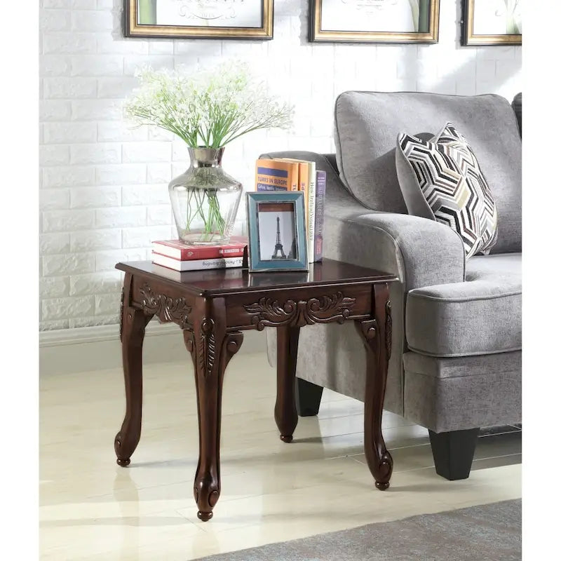Beistelltisch mit traditionellen ornamentalen Details