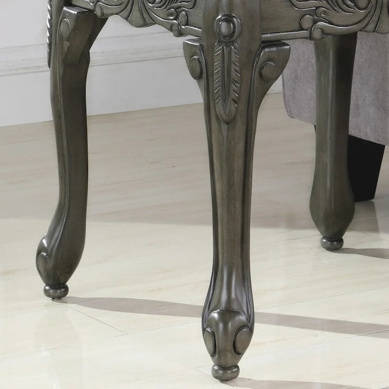 Beistelltisch mit traditionellen ornamentalen Details