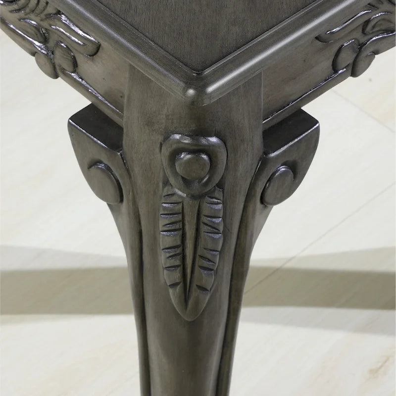 Bijzettafel met traditionele sierdetails