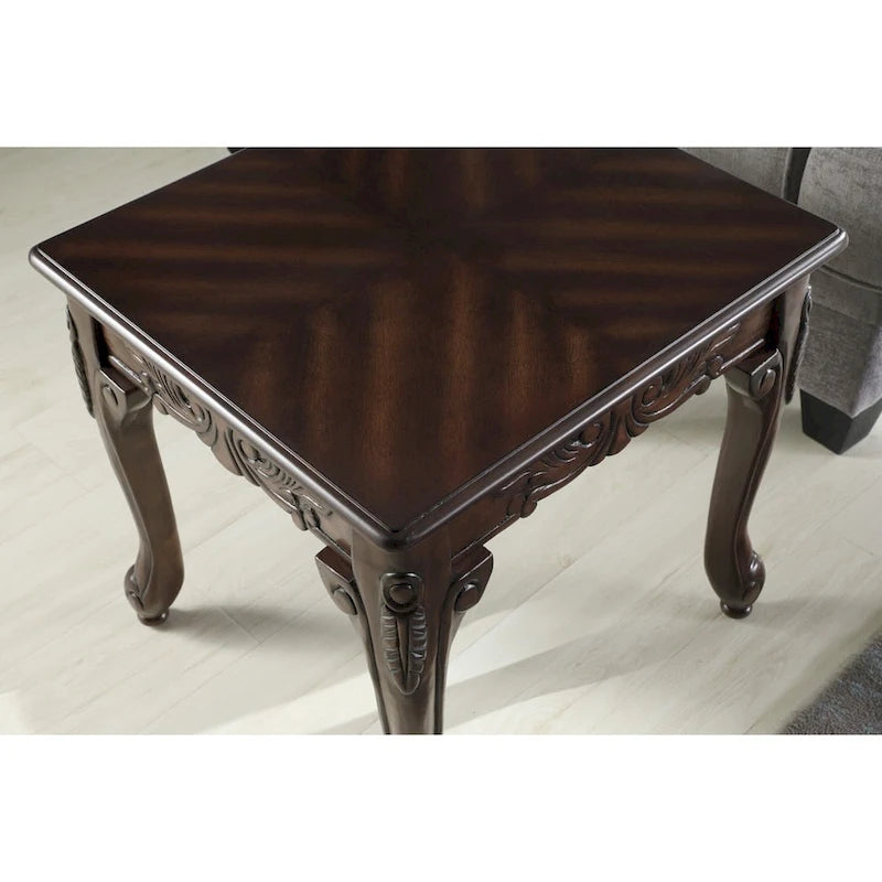Bijzettafel met traditionele sierdetails