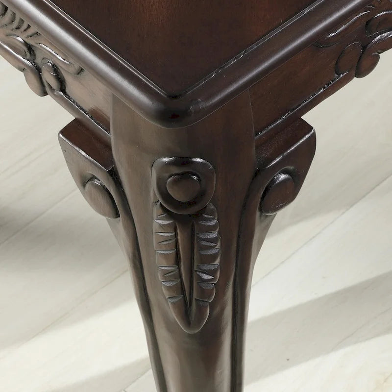 Bijzettafel met traditionele sierdetails