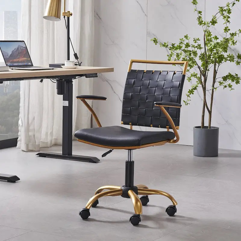 Sedia da ufficio girevole a mezza altezza in pelle vegana bianca/nera, struttura color oro, 1 persona