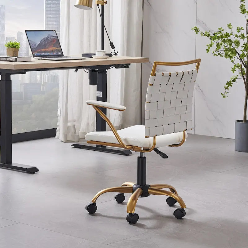 Sedia da ufficio girevole a mezza altezza in pelle vegana bianca/nera, struttura color oro, 1 persona