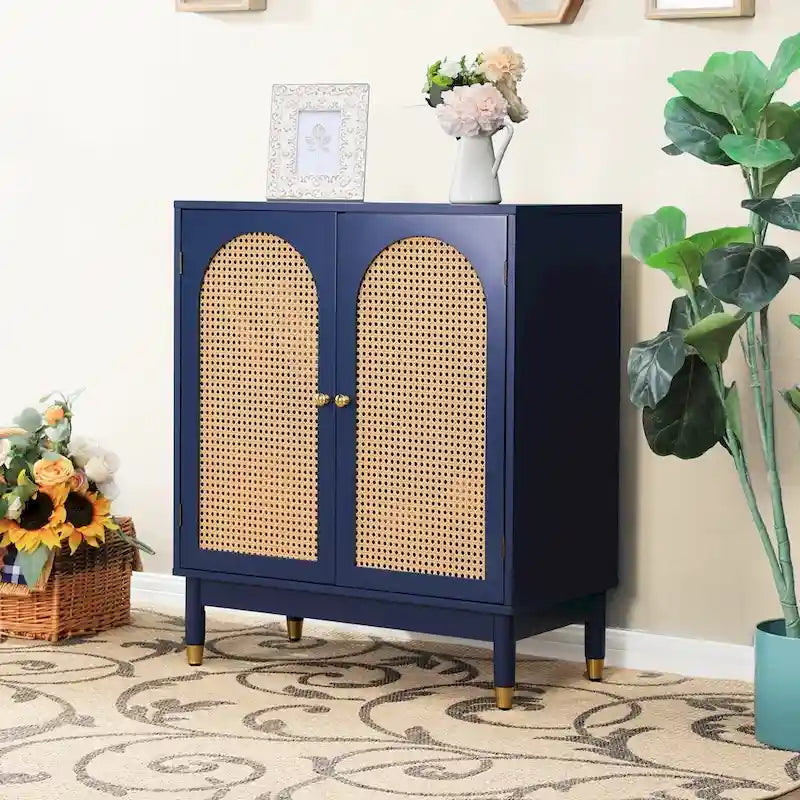 Mobile contenitore blu con ante in rattan e ripiani regolabili