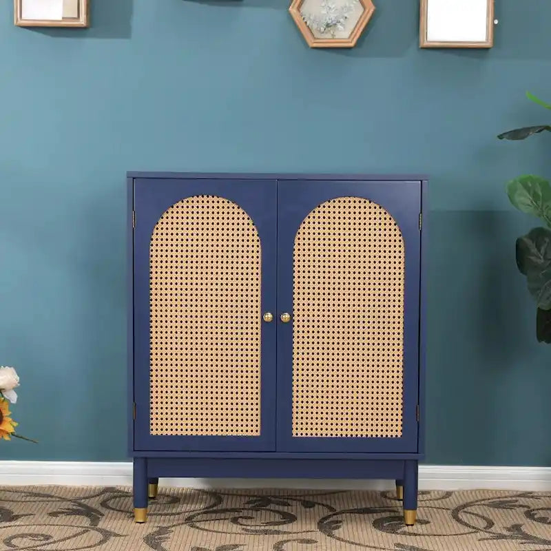 Mobile contenitore blu con ante in rattan e ripiani regolabili
